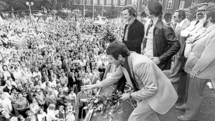 Meisterfeier auf dem Rathausplatz: Trainer Günter Bernard, der zweifache Torschütze Heinz-Dieter Hasebrink und der inzwischen verstorbene Manfred Klatte (von links) präsentierten sich am 18. Juni 1976 den rund 7000 Fans. Meisterfeier auf dem Rathausplatz: Trainer Günter Bernard, der zweifache Torschütze Heinz-Dieter Hasebrink und der inzwischen verstorbene Manfred Klatte (von links) präsentierten sich am 18. Juni 1976 den rund 7000 Fans.