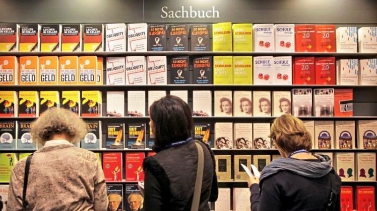 Ein Juryentscheid um Sachbücher sorgt für Streit. Im Bild: Sachbücher auf der Leipziger Buchmesse. 
