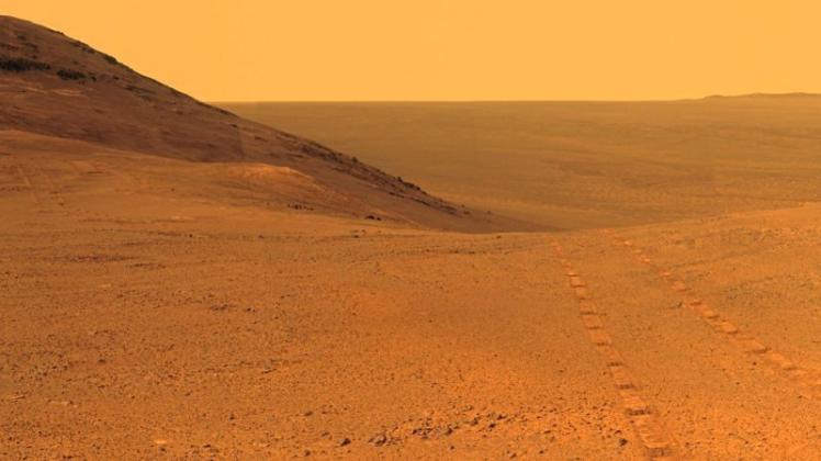 Das von der US-Weltraumbehörde Nasa veröffentliche Bild vom Juni 2017 zeigt eine Landschaft auf dem Mars – und Spuren vom Rover Opportunity. Auf den Aufnahmen ist eine Region direkt über dem sogenannten Perseverance-Tal zu sehen. 