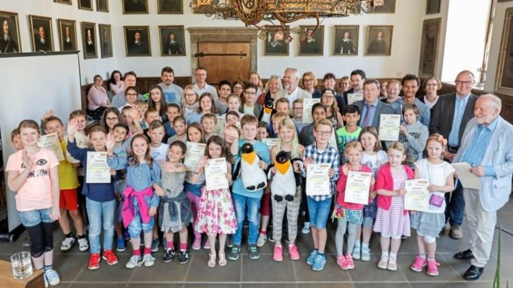 Gespart, um zu gewinnen: Schüler und Lehrer aus 24 Osnabrücker Schulen wurden im Ratssitzungssaal für ihre Energiesparprojekte belohnt. 