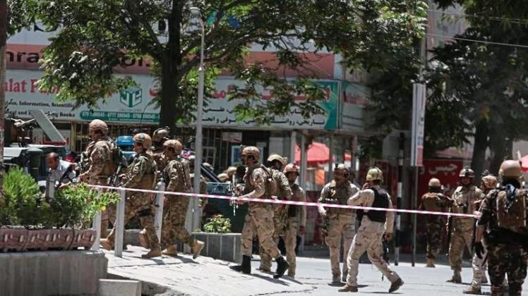 Sicherheitskräfte befinden sich in Kabul auf dem Weg zur irakischen Botschaft, auf die Aufständische einen Anschlag verübt haben. 