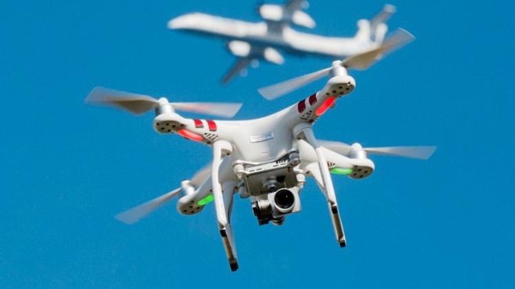 Über Ganderkesee ist am Samstagvormittag beinahe eine Drohne mit einem Linienflugzeug kollidiert. Symbolfoto: dpa