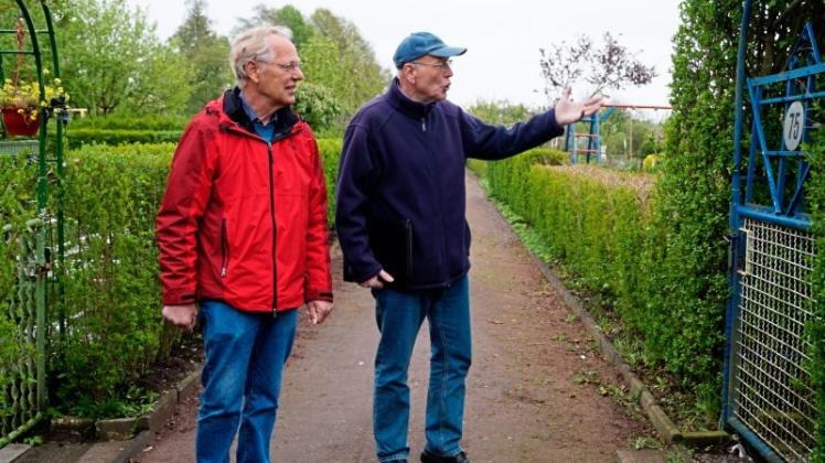 Günter Prösch und Gerhard Brinkmann (von links) kennen jeden Winkel, jeden Zentimeter im Kleingärtnerverein Deichhorst. Als langjährige Mitglieder wissen sie, was die Menschen am Kleingärtnern fasziniert. 