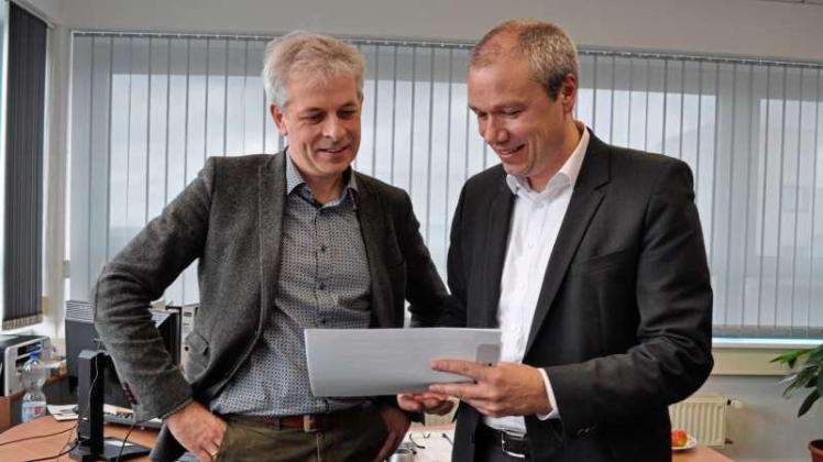 Geschäftsführer Heribert Decher (r.) im Gespräch mit dem kaufmännischen Leiter der Unternehmensgruppe, Hans-Dieter Kohake. Fotos (2): Marcus Alwes