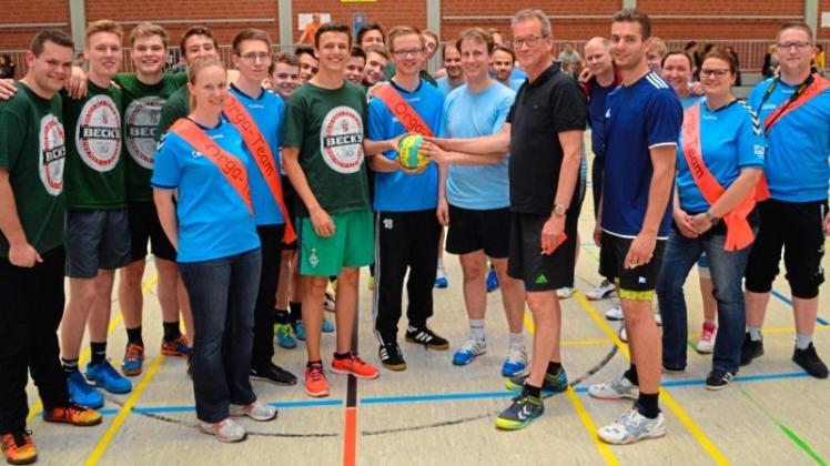 Sie spielen wieder: Zum Start der Handball-Ortsmeisterschaften von Ganderkesee trafen am Freitag die Teams „Beck’s Street Boys“ (links) und „GymGanGurus“ aufeinander. 