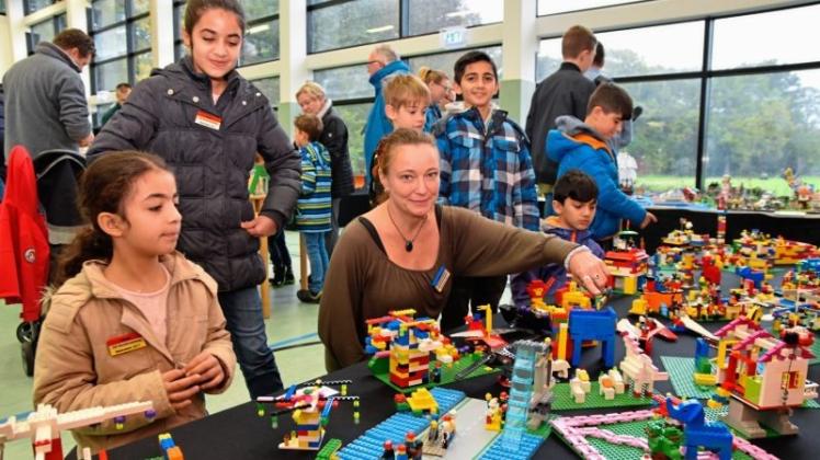 Die Lego-Arbeitsgemeinschaften der Grundschulen Dürerstraße und Bookholzberg stellen das Projekt „Zauberwald der Kulturen“ vor. Katja Wille, Koordinatorin für Flüchtlingsangelegenheiten im Schulverbund Ganderkesee, hatte etliche der jungen Baumeister an ihrer Seite. 