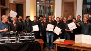 Gerhard Meyering (Mann mit Jeans in der Mitte) stellte am Donnerstag mit Musikern, der Jury und Bürgermeister Burkhard Jasper (Zweiter von links) die Schallplatte vor. 