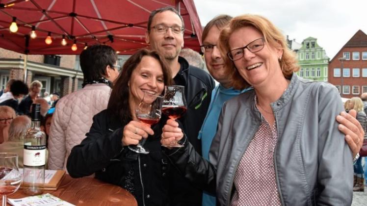 Mit ihren Freunden ist Imke Melcher Stammgast beim Delmenhorster Weinfest. „Wenn es in der Stadt solche tollen Dinge gibt, muss man die unterstützen“, findet sie. 