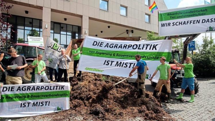 „Die Agarpolitik ist Mist“ - vor dem Kongresshotel in Berlin kippten Agrarkritiker Mist aus, um ihre Meinung zum Bauerntag kundzutun. 