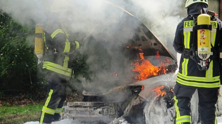 Ein brennendes Auto musste die Feuerwehr am Sonntagmittag in Stuhr-Seckenhausen löschen. 
