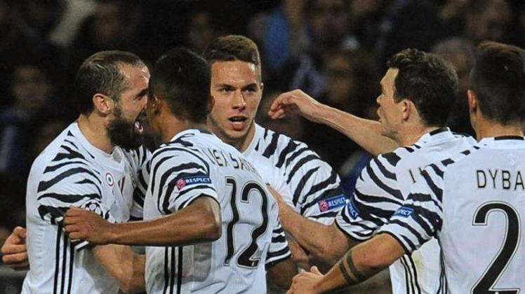 Juventus Marko Pjaca (3.v.l.) jubelt mit seinen Teamkollegn über das Tor zum 1:0 gegen Porto. Foto: Paulo Duarte