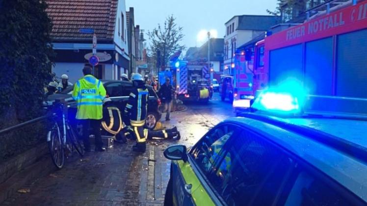 Bei einem Unfall in Delmenhorst ist eine 15-Jährige in Delmenhorst schwer verletzt worden. Ein 84-jähriger Autofahrer hatte sie beim Ausparken übersehen. 