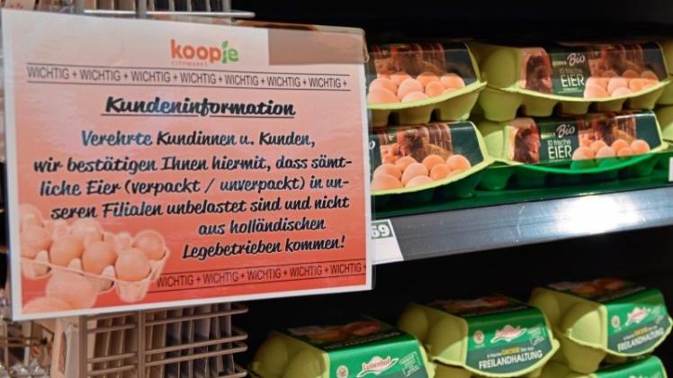 Klarheit schaffen: Der Koopje-Markt in der Delmenhorster Innenstadt weist seit Anfang der Woche mit Schildern darauf hin, dass seine Eier nicht aus Holland kommen. 