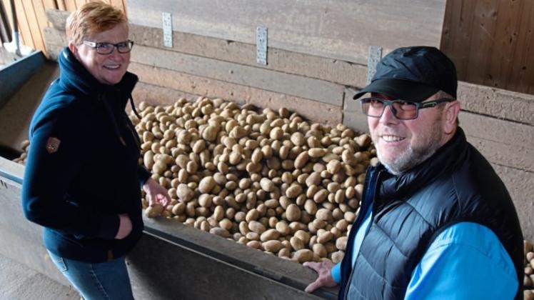 Karin und Friedhelm Blankemeyer, Landwirte am Bissinger Weg, erzählen gerne etwas über ihre Kartoffelproduktion. 