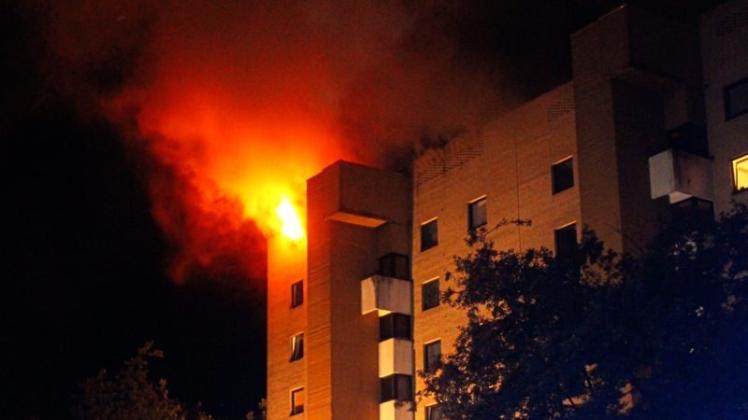 Die Flammen aus dem obersten Stockwerk des Gebäudes an der Grundigstraße waren in der Nacht zum vergangenen Montag weithin zu sehen. 