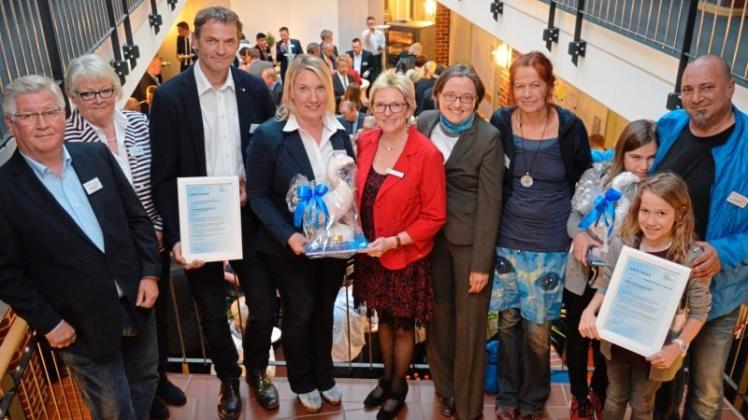 Unternehmerpreis 2017: Bürgermeisterin Alice Gerken und Wirtschaftsförderin Christa Linnemann (Mitte) haben am Dienstagabend die Geschäftsführungen der Ideentischlerei Sandkuhl (links) und der Ferien- und Freizeitanlage am Falkensteinsee (rechts) ausgezeichnet. 