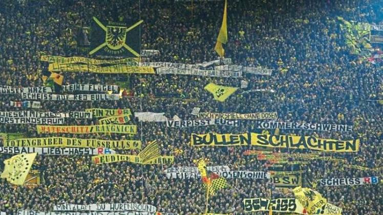 Dortmunder Fans in der Südtribüne beleidigten auf Spruchbändern den Gegner RB Leipzig. 