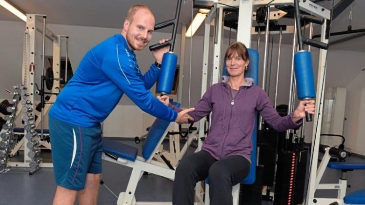 Persönliche Betreuung ist ihm wichtig: Fitnesstrainer René Künnemeyer unterstützt Evelin Dörgeloh beim Training. 