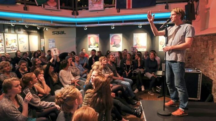 Poetry Slam: Slammaster Andreas Weber steht während des Poetry Slams in der Lagerhalle Osnabrück auf der Bühne. 