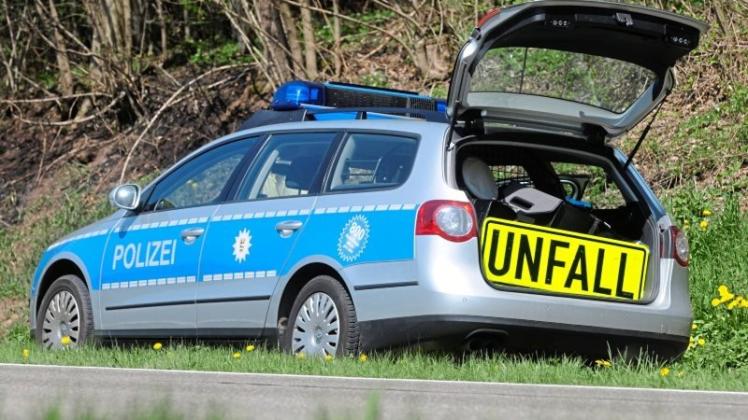 In Großenkneten ist eine 20-Jährige mit ihrem Auto gegen zwei Bäume geprallt. Symbolfoto: Imago