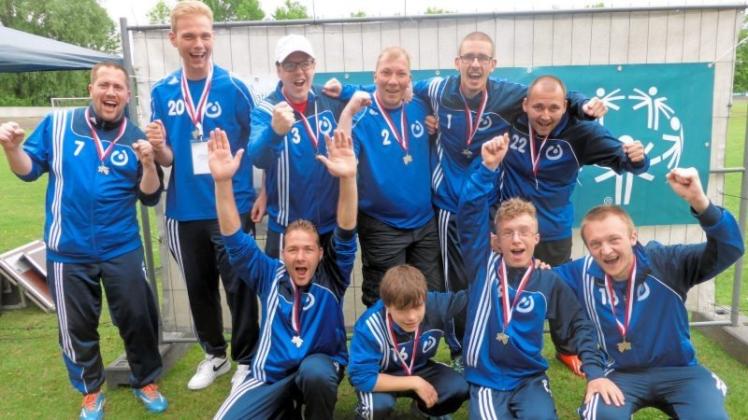 Erschöpft, aber glücklich: Die Fußballer der Lebenshilfe Delmenhorst. Erschöpft, aber glücklich: Die Fußballer der Lebenshilfe Delmenhorst.