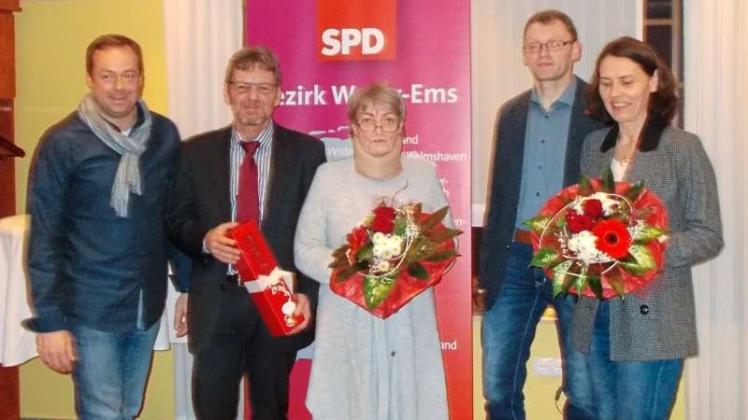 Präsente überreichte Ortsvereinsvorsitzender Hans-Wilhelm Grote (Vierter von links) an Anno Immenga, Markus Paschke, Karin Stief-Kreihe und Andrea Kötter (von links). 