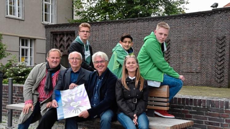 Johannes Mitternacht, Alfred Breitenbücher, Jürgen Schulenberg und Marlies Lüdeke (vorne v.li.) sowie Jasper Biermann, Hüseyin Asik und Cedric Boy vom Orga-Team freuen sich auf die dritte „Nacht der Jugend“.

            
