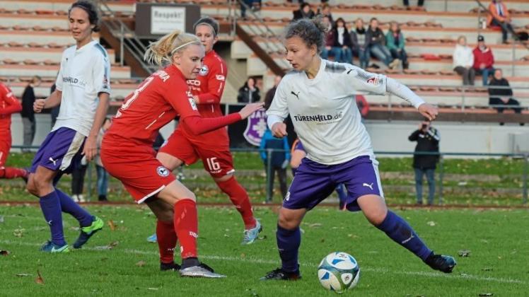 Werden am Sonntag im Stadion gegen den SV Henstedt-Ulzburg spielen: die Zweitliga-Fußballerinnen des TV Jahn Delmenhorst um Natalie Heeren (rechts). Werden am Sonntag im Stadion gegen den SV Henstedt-Ulzburg spielen: die Zweitliga-Fußballerinnen des TV Jahn Delmenhorst um Natalie Heeren (rechts).