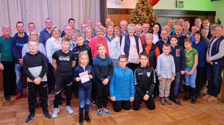 Mehr als 40 Sportler der TS Hoykenkamp kamen am Sonntagvormittag zur Sportabzeichenverleihung. Insgesamt waren in diesem Jahr 92 Vereinsmitglieder erfolgreich. 