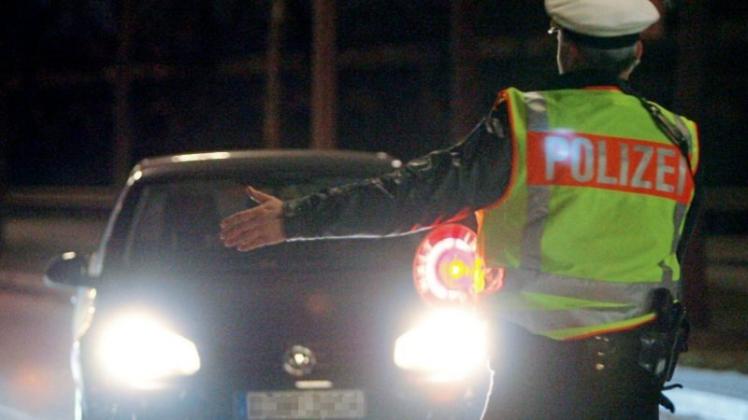 Einen betrunkenen Autofahrer hat die Polizei am Samstagabend in Wardenburg aus dem Verkehr gezogen. Symbolfoto: Carsten Rehder / dpa