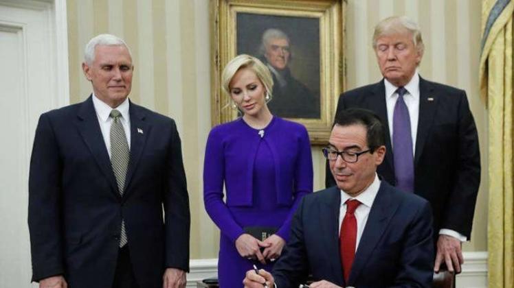 Beim unterschreiben seiner Vereidigungsdokumente wird Steven Mnuchin von US-Präsident Trump, seiner Verlobten, Schauspielerin Louise Linton, und Vizepräsident Mike Pence beobachtet. 