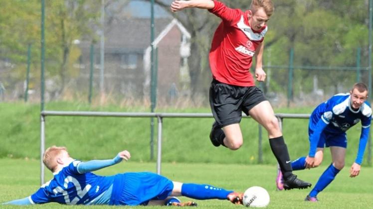 Mit viel Schwung in die neue Saison: Dion Ohlsen (Mitte) und der TuS Heidkrug. Mit viel Schwung in die neue Saison: Dion Ohlsen (Mitte) und der TuS Heidkrug.