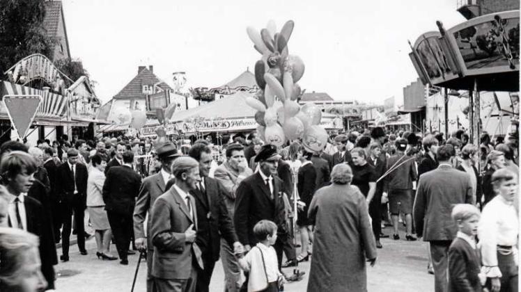 Das waren noch Zeiten: Viele Jahre war die Aschendorfer Kirmes im Ortskern bestens besucht – so wie hier im Jahr 1968. 
