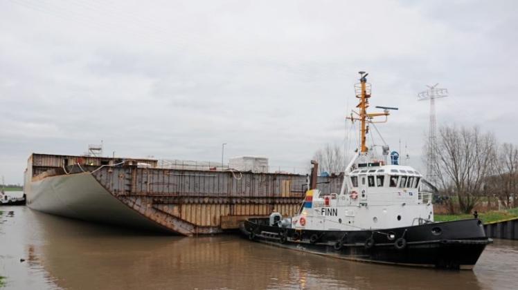 Das zweite Element für das Kreuzfahrtschiff „AIDAnova“ ist in Papenburg eingetroffen. Das Heckelement des Schiffes soll am Montag die Baudockhalle der Meyer Werft verlassen. 