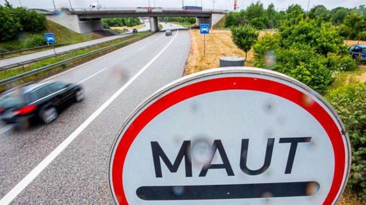 Verkehrsminister Dobrindt verspricht, dass nach Abzug der Kosten jährlich rund 500 Millionen Euro der Maut-Einnahmen zweckgebunden für Investitionen ins Straßennetz übrig bleiben sollen. 