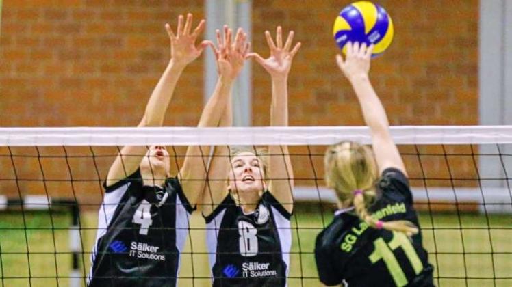 Strecken müssen sich die Volleyballerinnen des SC Spelle-Venhaus (v.l., hier mit Eva Bramschulte und Jennifer Kulüke) für einen Sieg gegen BW Aasee. 