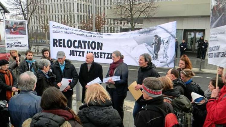 Vor dem Bundesinnenministerium übergaben die Aktivisten aus Osnabrück und Potsdam 47200 Unterschriften. Die Forderung lautet, mehr Flüchtlinge ins Land zu lassen. 