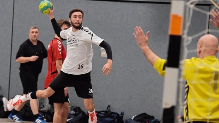 Sieben Spiele, sieben klare Erfolge: Die Handballer der HSG Hude/Falkenburg um Luka Alexander Schultz fliegen als Spitzenreiter der Regionsoberliga zur Zeit von Sieg zu Sieg. 