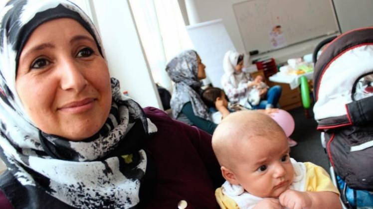 Infos rund ums Kind: Die Mutter Rasha Barakat sucht mit Söhnchen Leis (2 Monate) Rat beim Baby-Club der Integrationslotsen. Foto : Grabbe