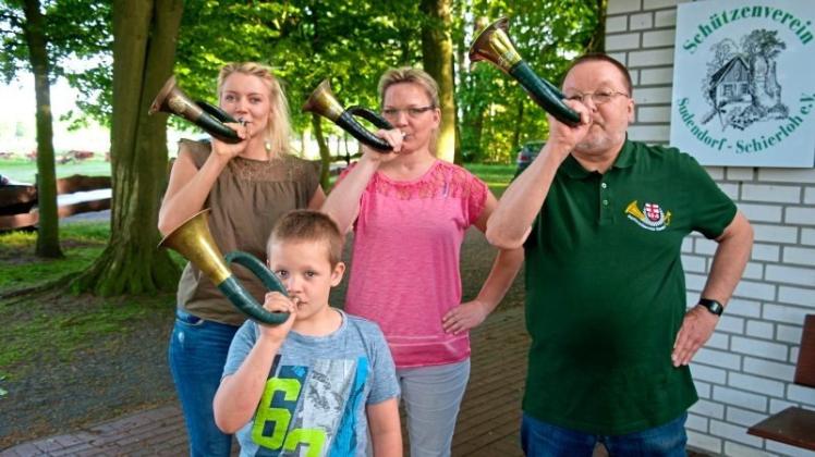 Das Jagdhorn wird beim Blasen leicht angewinkelt gehalten. Das lernten die Teilnehmer Caroline Heidrich, Lars Schütze und Heike Höpke (von links) von Experte Dieter Wolf (rechts) beim Schnupperkurs. 