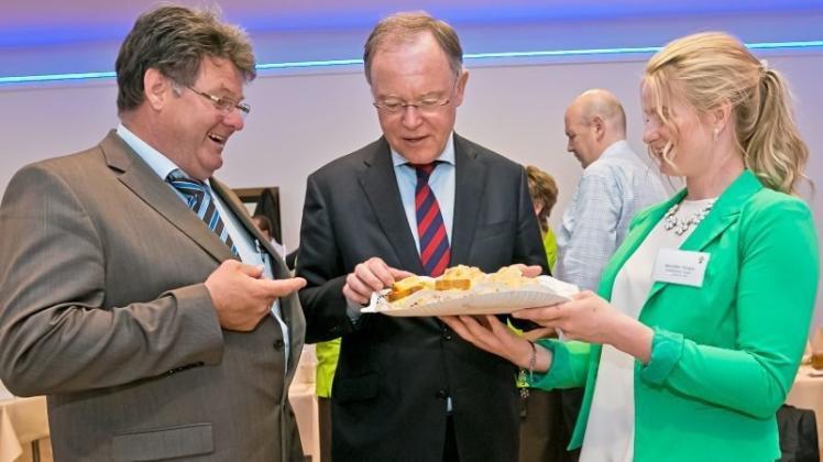 Auch dem Niedersächsischen Ministerpräsidenten Stephen Weil schmecken Butterkuchen und Kürbisstuten der Ganderkeseer Landbäckerei Tönjes, links Axel Tönjes.

            

              
                