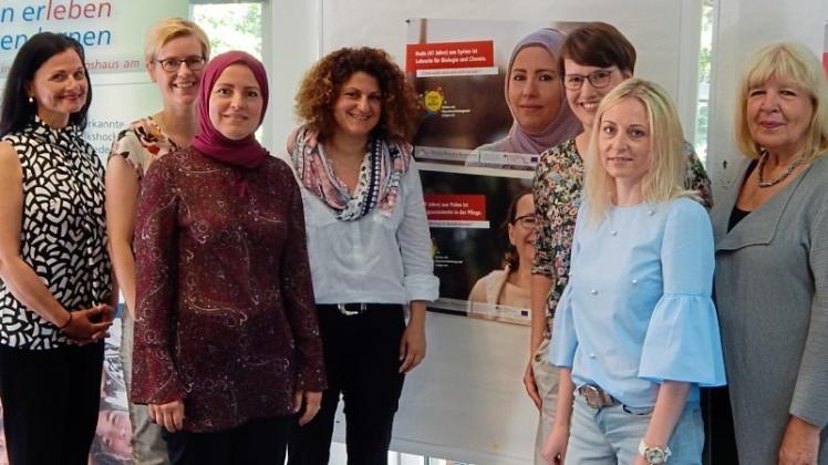 Für die Mut-Mach-Aktion werben (v. l.) Gitta Connemann, Andrea Helmer, Huda Horkos, Elena Zaharieva, Julia Fübbeker, Viktoria Lomp und Ursula Mersmann. 