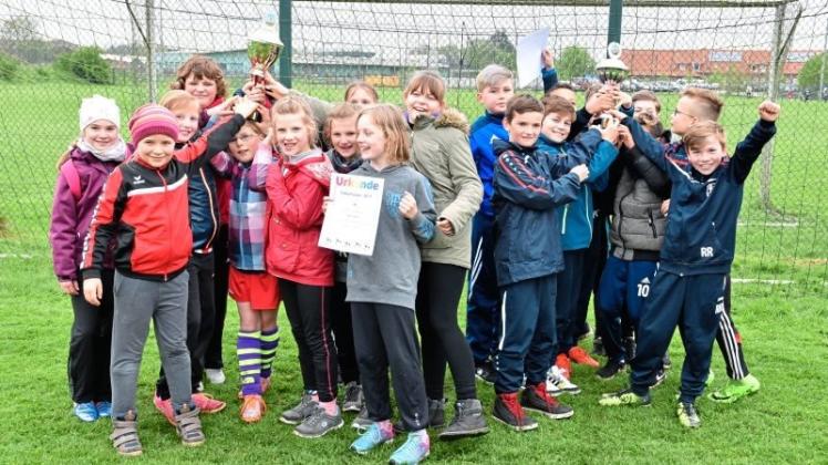 Die Mädchen der Grundschule Heide und die Jungen der Grundschule Schierbrok freuten sich über den großen Pokal. 