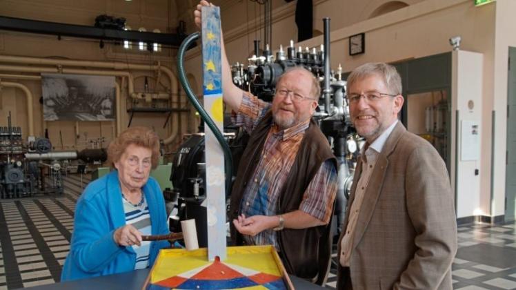 Käthe Stüve, Schatzmeisterin des Museumsförderkreises (v. l.), der stellvertretende Förderkreis-Vorsitzende Friedrich Hübner und Museumsleiter Carsten Jöhnk probieren sich am Spiel Erbsenschlagen aus. Käthe Stüve, Schatzmeisterin des Museumsförderkreises (v. l.), der stellvertretende Förderkreis-Vorsitzende Friedrich Hübner und Museumsleiter Carsten Jöhnk probieren sich am Spiel Erbsenschlagen aus.