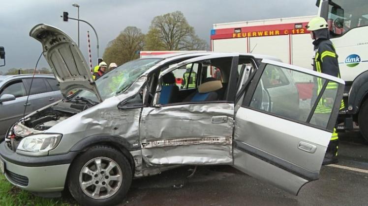 Eine 49-jährige Autofahrerin ist am Freitagnachmittag beim Zusammenstoß mit einem Milchlaster schwer verletzt worden. 