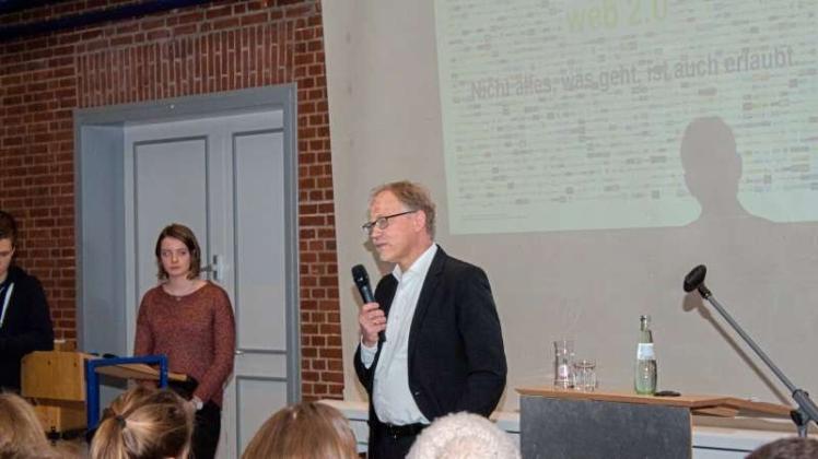 Volker Lüdemann der Hochschule Osnabrück zeigte den Schülern der Ursulaschule die rechtlichen Grenzen im Netz auf. 