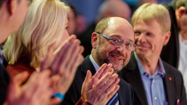 Viel Beifall für Martin Schulz, hier aktuell in Bielefeld: Der SPD hat er neue Kraft eingehaucht –die Agenda 2010 soll sie verlieren. imago/Rüdiger Wölk