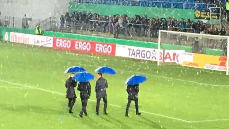 In Lotte regnet es Bindfäden. Nun fällt das Pokalspiel gegen Borussia Dortmund aus. 