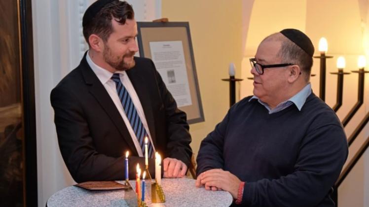 Jüdische Tradition ist wieder präsent: Rabbiner Tobias Jona Simon (l.) und Pedro Becerra, Vorsitzender der Jüdischen Gemeinde, entzünden im Delmenhorster Rathaus Chanukka-Kerzen. Archivfoto: Marco Julius Jüdische Tradition ist wieder präsent: Rabbiner Tobias Jona Simon (l.) und Pedro Becerra, Vorsitzender der Jüdischen Gemeinde, entzünden im Delmenhorster Rathaus Chanukka-Kerzen. Archivfoto: Marco Julius