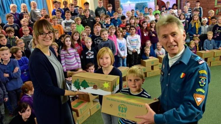 Paketübergabe: (v.l.) Konrektorin Sarah Brokop, Neele Barkhorn (4b), Henrik Amelsberg (2b) und „Moorfux“ Ralf Eigenbrodt. Paketübergabe: (v.l.) Konrektorin Sarah Brokop, Neele Barkhorn (4b), Henrik Amelsberg (2b) und „Moorfux“ Ralf Eigenbrodt.